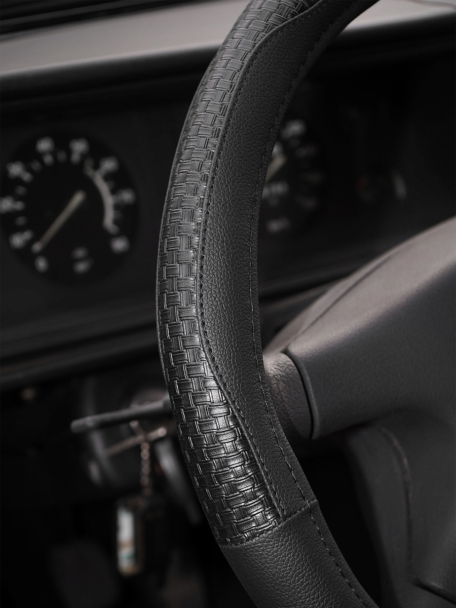 Оплетка на руль, искусственная кожа с тиснением, черная, 42 см / XL