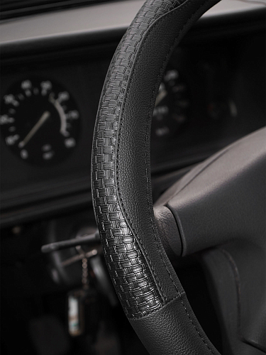 Оплетка на руль, искусственная кожа с тиснением, черная, 42 см / XL