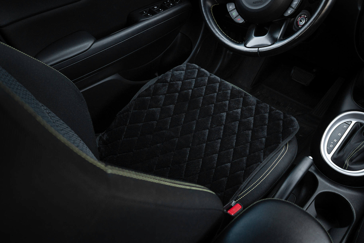 Накидка (подушка) из искусственного меха на сиденье, черная с коротким мехом, 1 шт.