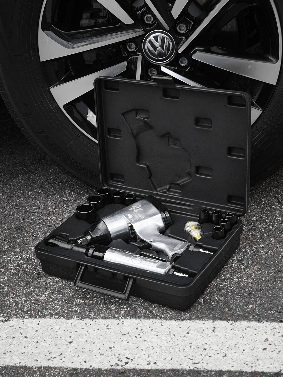 Гайковерт пневматический 1/2"DR 330Нм, трещотка 1/2"DR 61Нм, набор с головками 17 пр. кейс