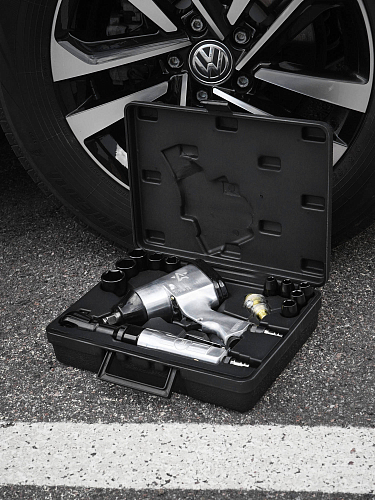 Гайковерт пневматический 1/2"DR 330Нм, трещотка 1/2"DR 61Нм, набор с головками 17 пр. кейс