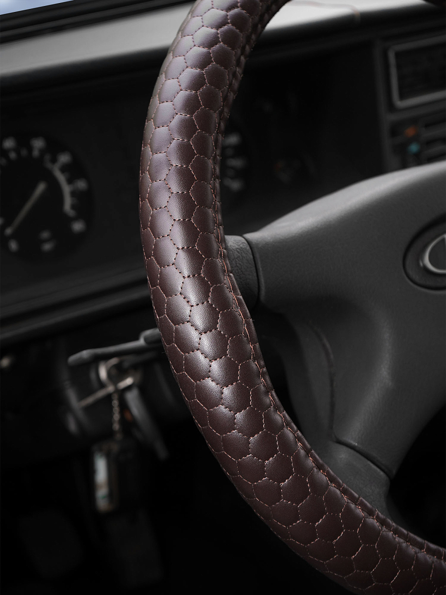 Оплетка на руль, искусственная кожа с тиснением, коричневая, 38 см / M