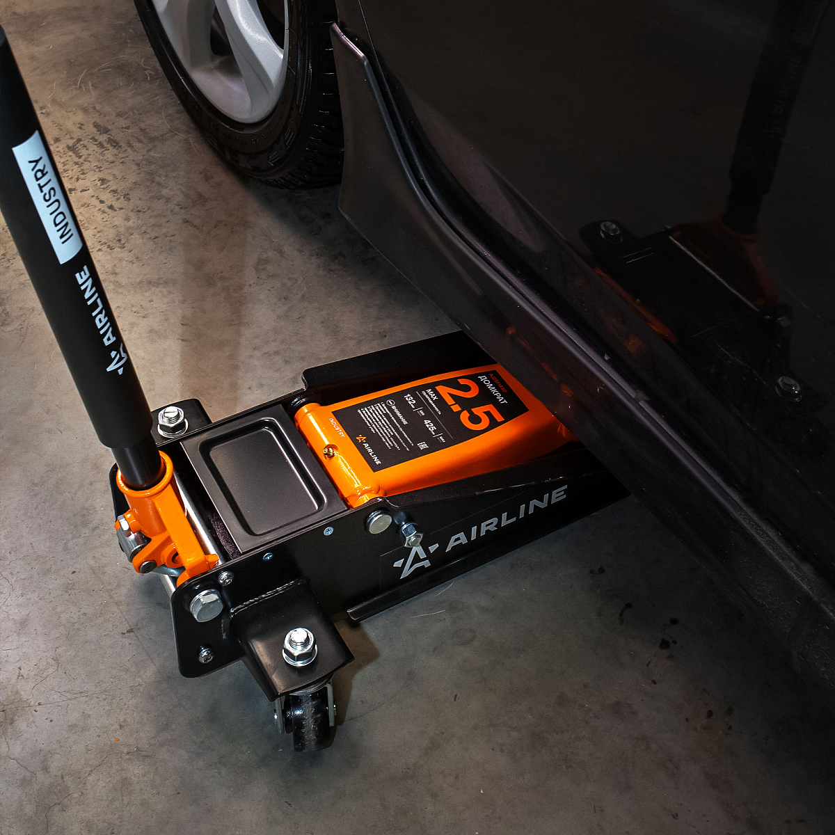 Домкрат подкатной 2.5т 132-425мм INDUSTRY однопоршневой