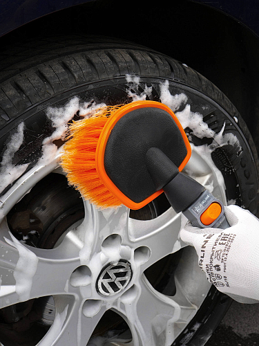 Щетка для мытья с насадкой для шланга, мягкой распушенн. щетиной, кнопкой подачи воды (35 см)