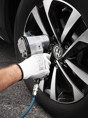 Гайковерт пневматический ударный 1/2"DR 330Нм, набор с головками 17 пр. кейс