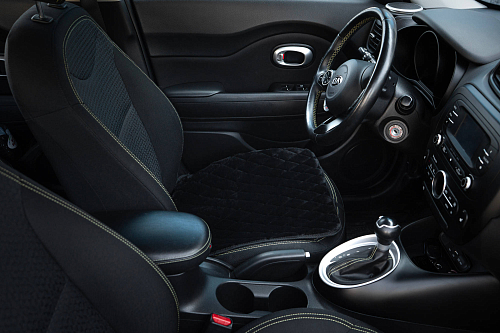 Накидка (подушка) из искусственного меха на сиденье, черная с коротким мехом, 1 шт.