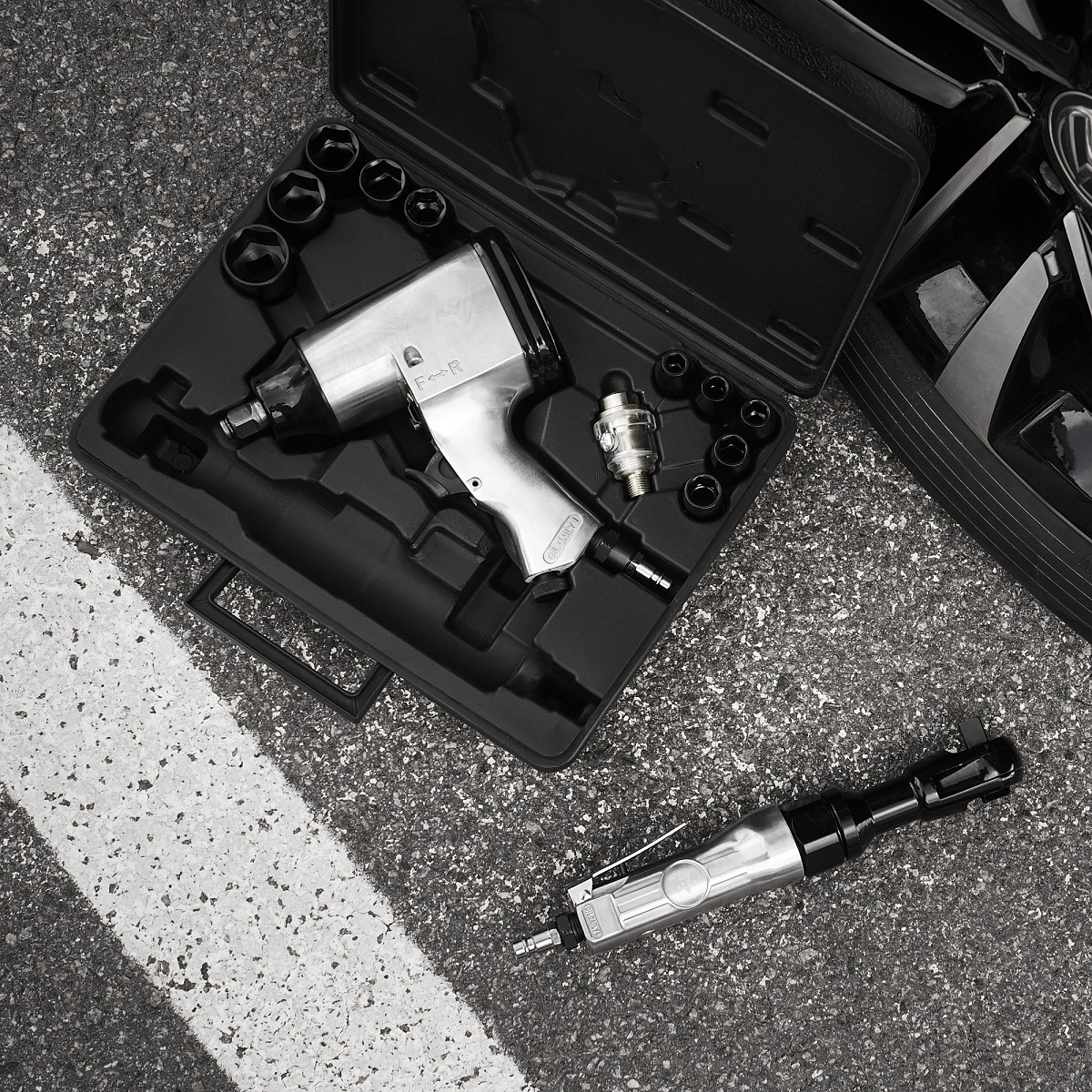 Гайковерт пневматический 1/2"DR 330Нм, трещотка 1/2"DR 61Нм, набор с головками 17 пр. кейс