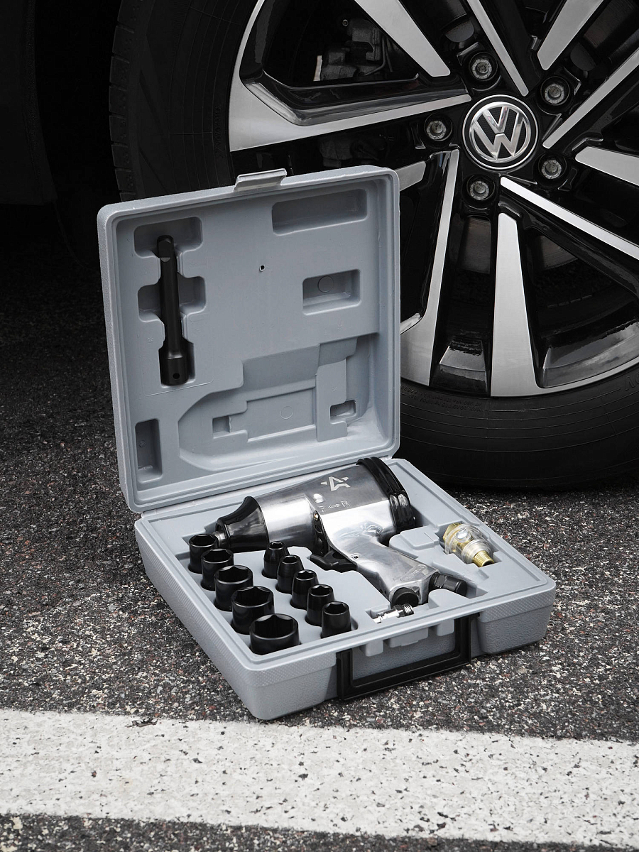 Гайковерт пневматический ударный 1/2"DR 330Нм, набор с головками 17 пр. кейс