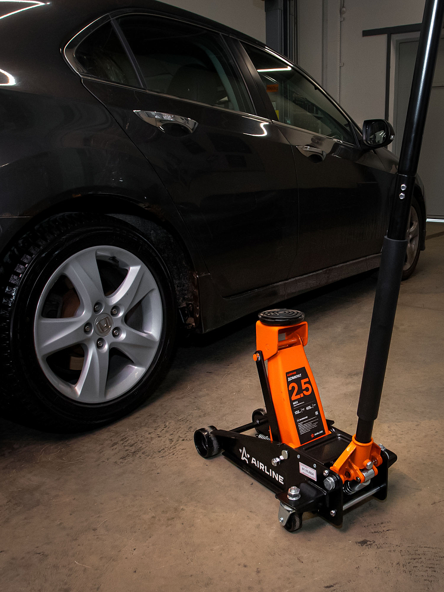 Домкрат подкатной 2.5т 132-425мм INDUSTRY однопоршневой