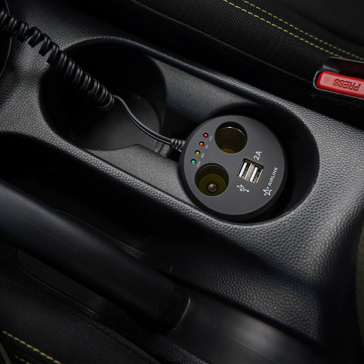 Разветвитель прикуривателя 2 гнезда 8А + 2USB в подстаканник с индикат.заряд.АКБ обрезин.