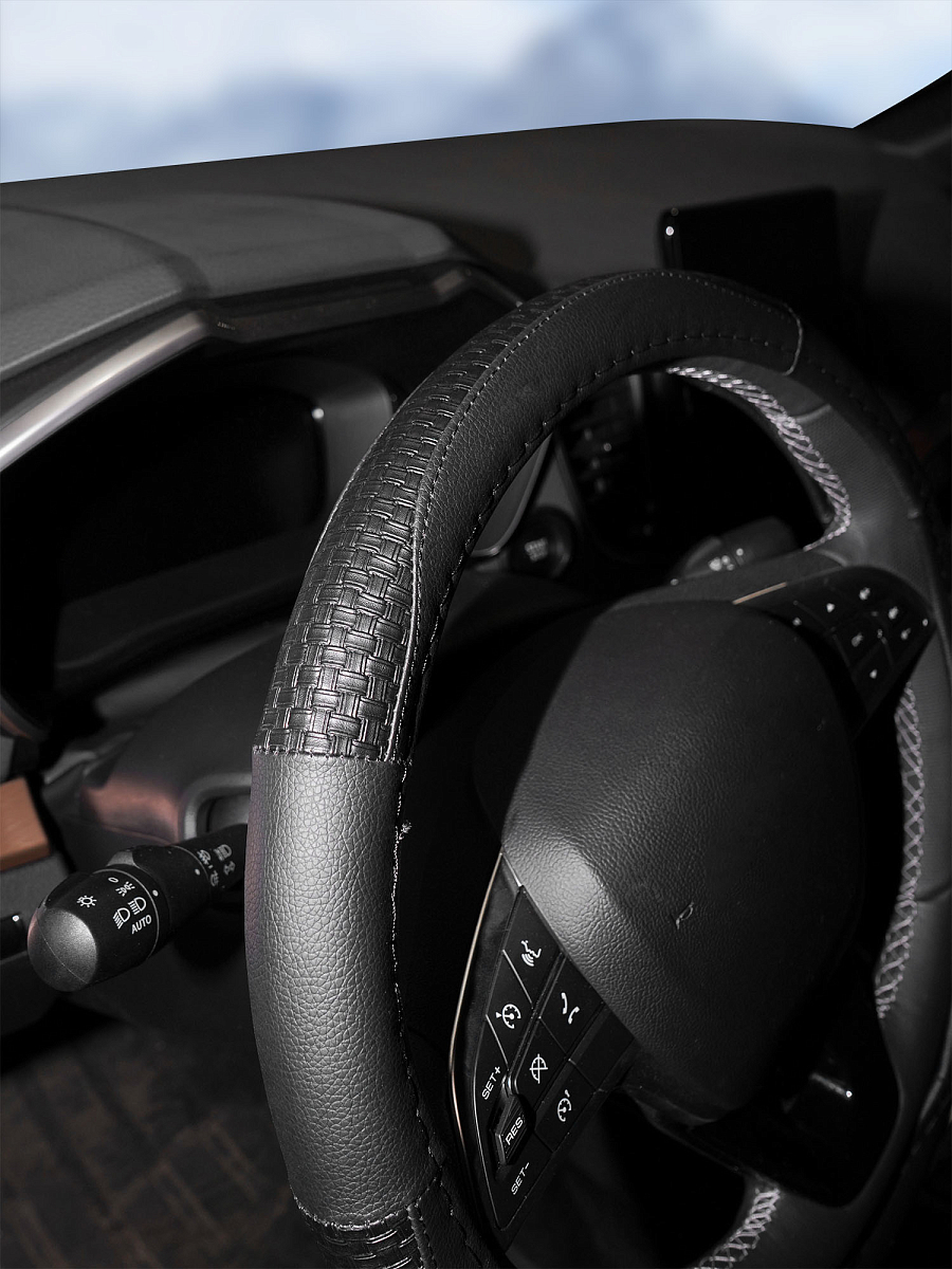 Оплетка на руль, искусственная кожа с тиснением, черная, 38 см / M