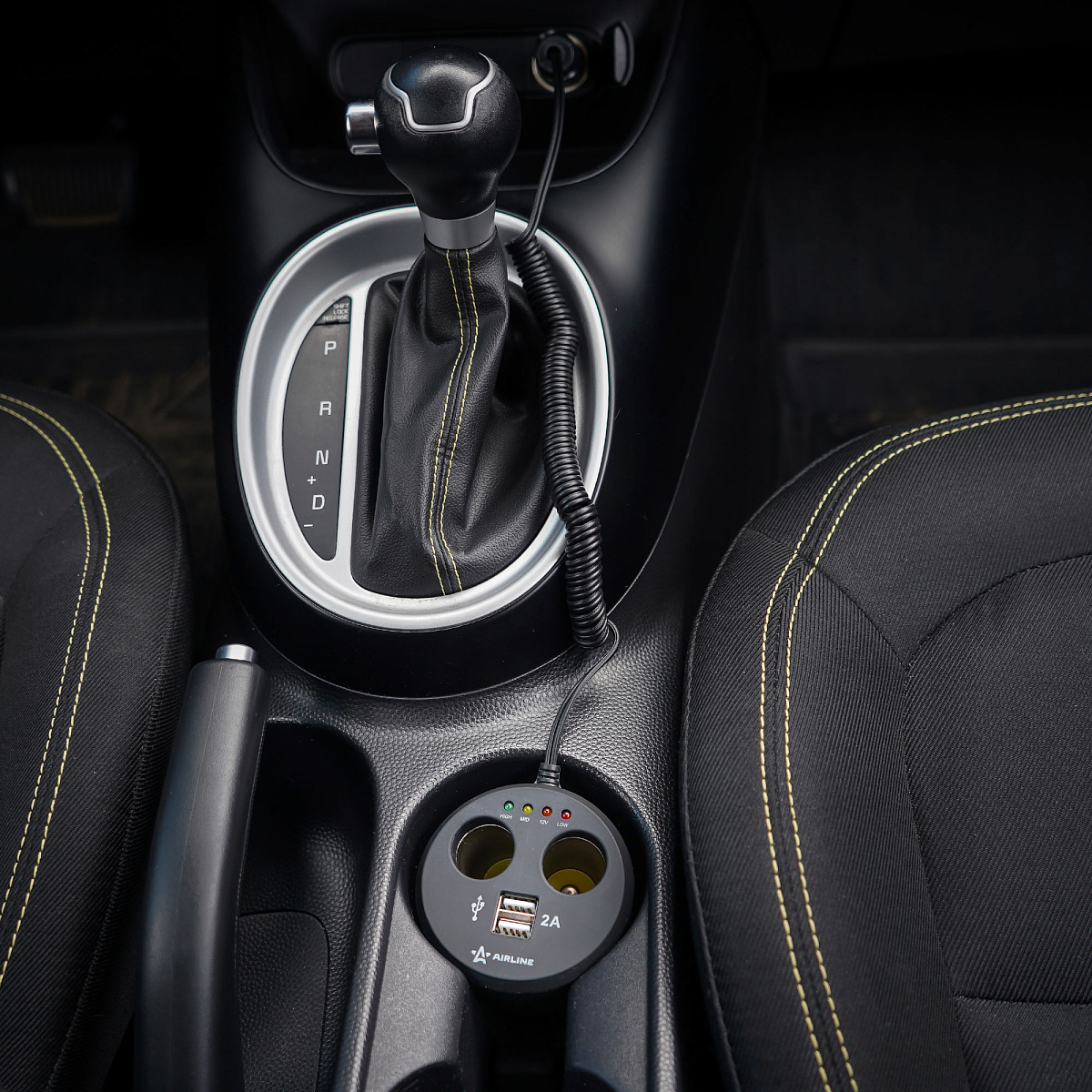 Разветвитель прикуривателя 2 гнезда 8А + 2USB в подстаканник с индикат.заряд.АКБ обрезин.