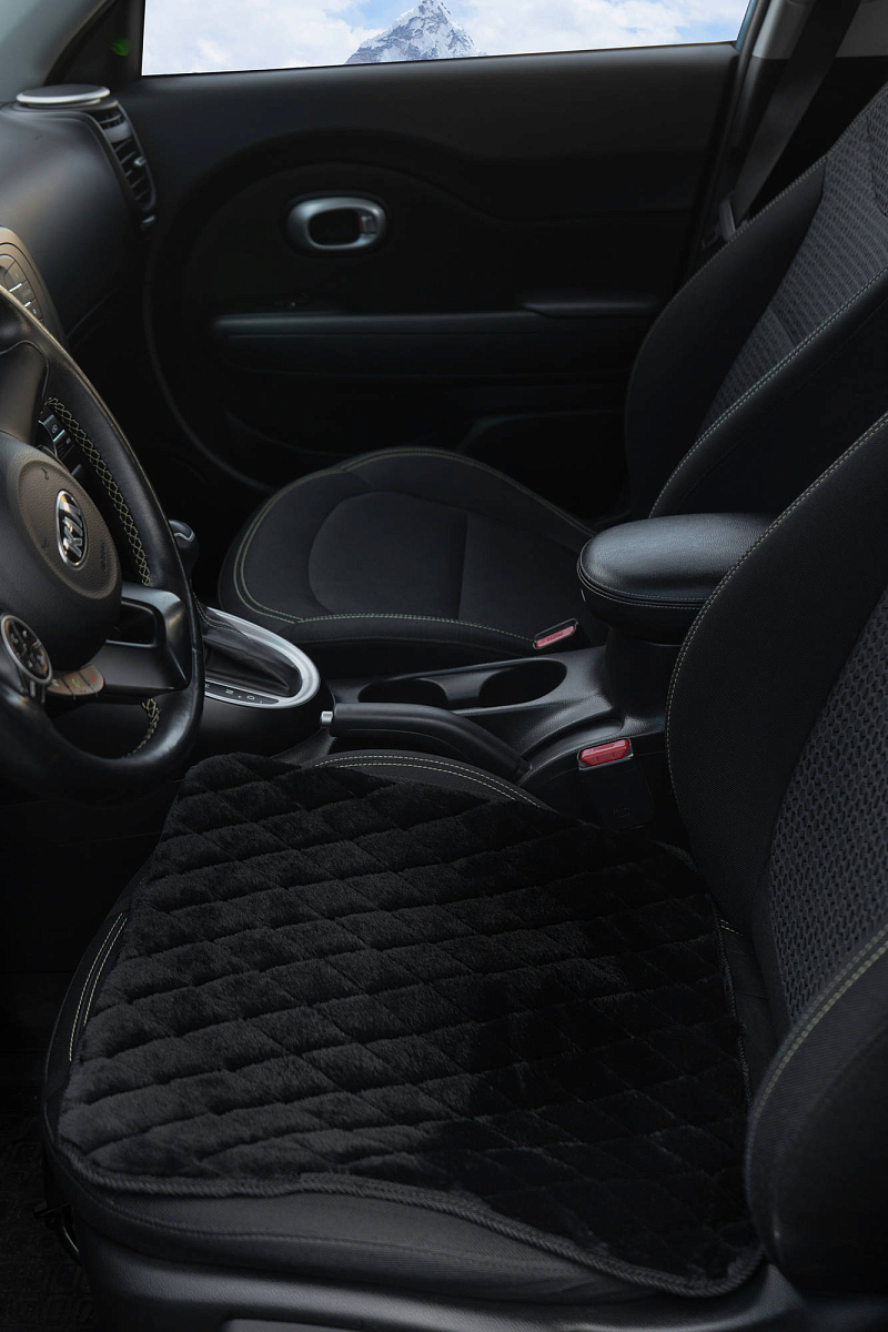 Накидка (подушка) из искусственного меха на сиденье, черная с коротким мехом, 1 шт.