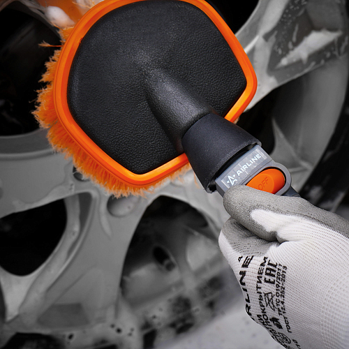 Щетка для мытья с насадкой для шланга, мягкой распушенн. щетиной, кнопкой подачи воды (35 см)