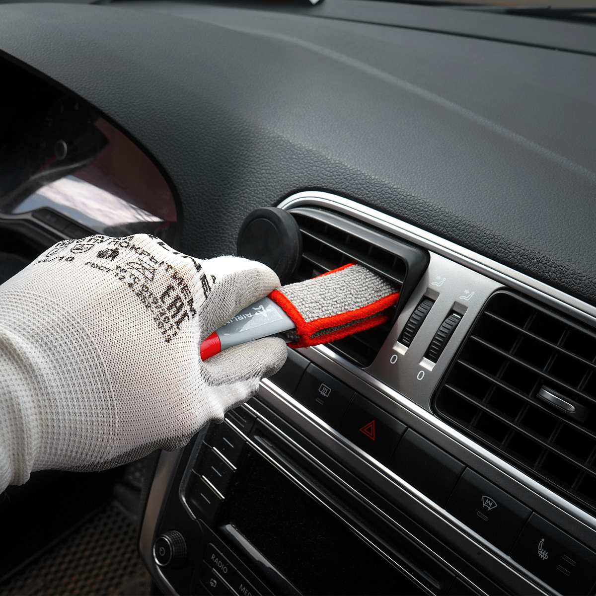 Щетка для чистки дефлекторов и труднодоступных мест авто