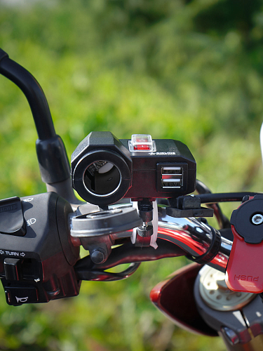 Розетка USB для мотоциклов с прикуривателем (5В, 2.1А+2.1А) (вкл/выкл)