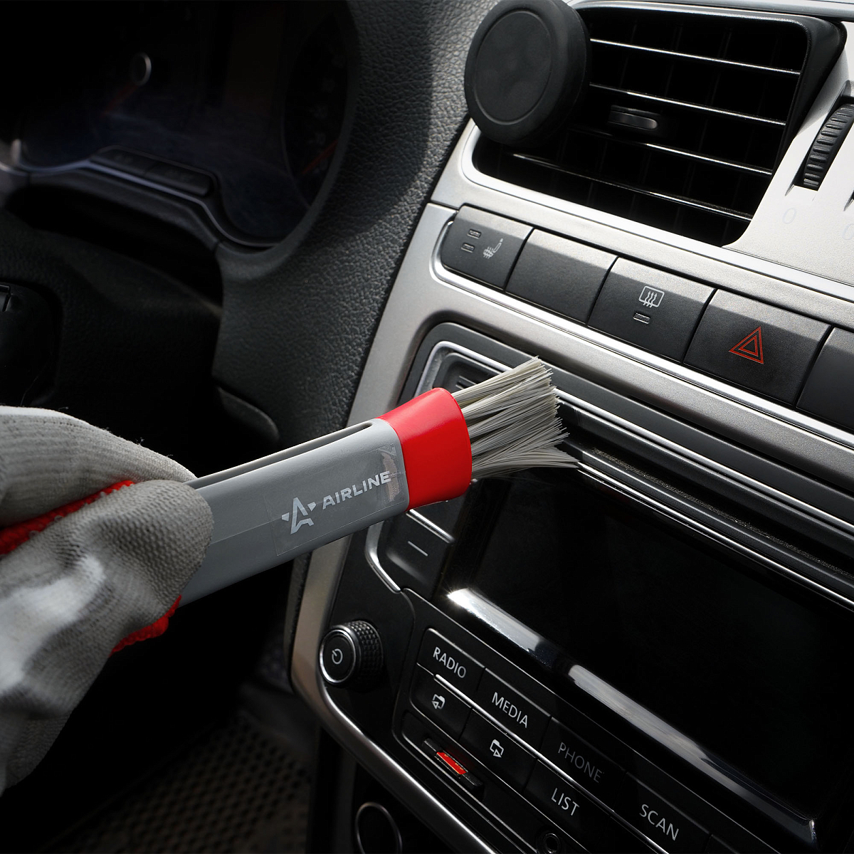 Щетка для чистки дефлекторов и труднодоступных мест авто